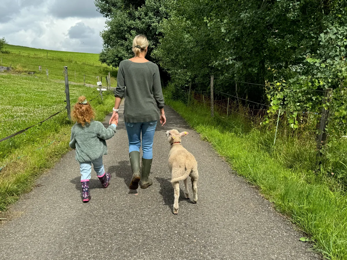 Simone Maurer hält auf ihrem Lebenshof Sinulay dutzende gerettete Tiere.
